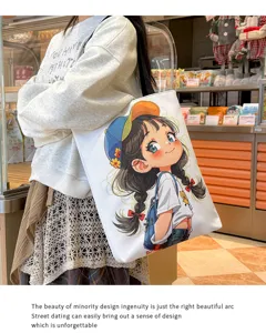 Detaillierte Ansicht einer lässigen Canvas-Umhängetasche mit niedlichem Anime-Mädchen-Print.