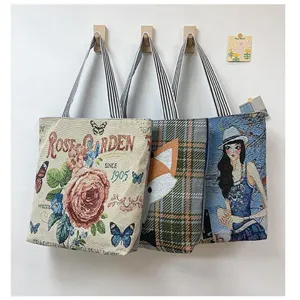 Detailansicht lässiger Canvas-Tragetaschen mit Blumen und Fuchs-Grafikdruck für Damen.