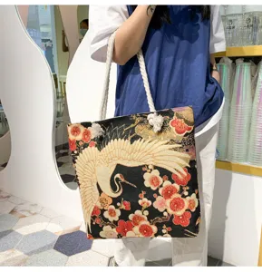 Sac cabas jacquard de style chinois avec broderie de grue doree et poignee en corde.