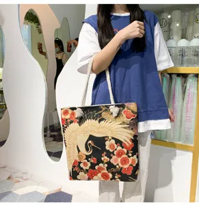 Sac cabas en toile brode style chinois avec poignees en corde de coton pour usage quotidien.