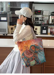 Vue détaillée du sac cabas fourre-tout ethnique éléphant dans un style de vie.