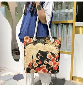 Vue rapprochée du sac cabas en toile brodé de grues de style vintage chinois chic.