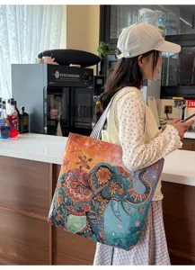 Vue détaillée du sac fourre-tout ethnique à éléphant porté, montrant motifs et lanières.