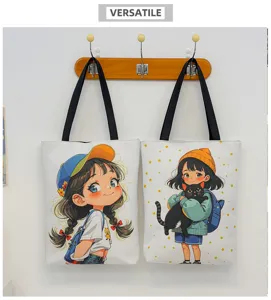 Detailansicht lässiger Stofftaschen mit niedlichen Zeichentrick-Mädchen und Katzen an der Wand.