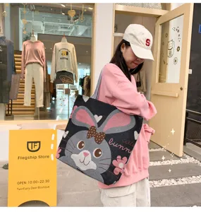 Borsa shopper casual in tela da donna, simpatico motivo con coniglietto, grande borsa a spalla.