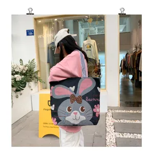 Grande borsa a tracolla in tela lavorata a maglia con ricamo coniglietto simpatico per donna