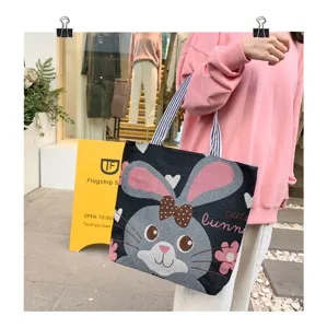 Borsa shopper in tela con ricamo di coniglietto carino e manici a righe per uso quotidiano.
