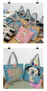 Borsa shopper in tela dettaglio ricamato primo piano, borsa casual con animale cartoon.
