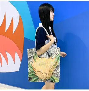 Sac cabas en toile avec motif floral brodé, sac à bandoulière décontracté pour un usage quotidien.