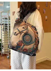 Vue détaillée du sac cabas en tissu tissé de style ethnique avec motif de cheval.