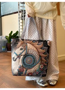 Sac cabas tissé motif cheval style ethnique détail avec motif tapisserie et bandoulière.