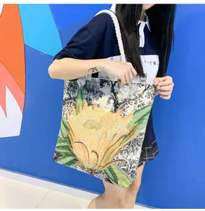 Sac cabas en jacquard style chinois avec broderie florale et anses en corde pour femme.
