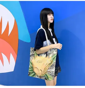 Sac à bandoulière en toile à fleurs avec des poignées en corde blanche pour un usage quotidien.