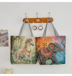 Vue détaillée de sacs cabas tissés de style ethnique avec motifs d'éléphant et de cheval.