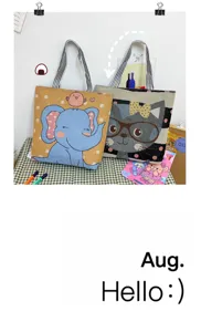 Dettaglio borsa shopper in tela con simpatici motivi di animali cartoon tessuti e manici resistenti.