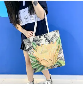 Vue détaillée du sac cabas d'épaule en toile avec motif floral et cordon épais en coton.