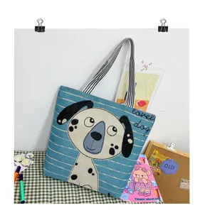 Vista dettagliata della simpatica borsa di tela con un ricamo di cane e strisce blu.