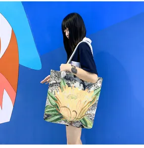 Vue de détail du sac cabas en jacquard floral avec poignées en coton, sac en toile élégant.