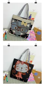 Vista dettagliata della borsa tote in tela casual con simpatici motivi di animali tessuti.