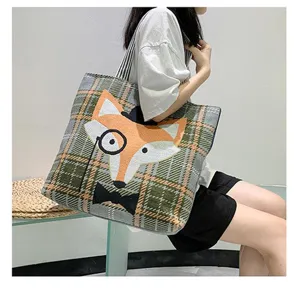 Detailansicht der lässigen karierten Canvas-Umhängetasche mit süßem Cartoon-Fuchs-Design.