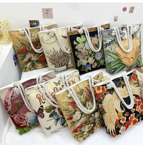 Sac cabas fourre-tout vintage en tissu jacquard avec anses en grosse corde de coton.