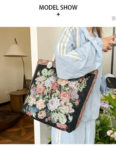 Vista detallada del gran bolso tote de lona bordado floral con correa para hombro.