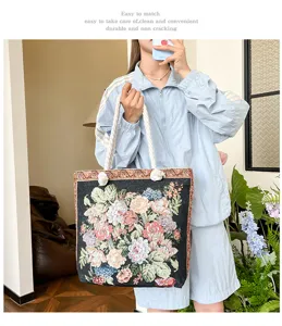 Bolso tote de lona con estampado floral vintage y asas de cuerda gruesa para uso diario.