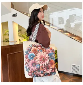 Gedetailleerd overzicht van canvas tote bag met kleurrijke bloemenborduursel en gestreepte band.