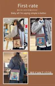 Vue de détail du sac bandoulière en toile ethnique avec broderie animale et multi-poches.