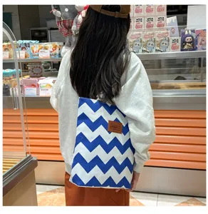 Lässige blau-weiße Chevron-Leinwand-Einkaufstasche für Damen, große Schultertasche.