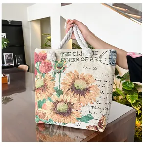 Vista detallada del bolso tote de lona con bordado de girasol y asas resistentes
