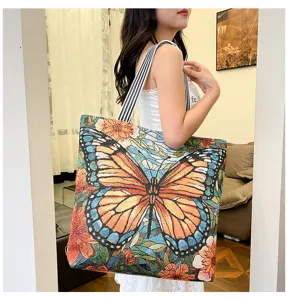 Gedetailleerd overzicht van etnische vlinder geborduurde canvas tote tas met strepen.