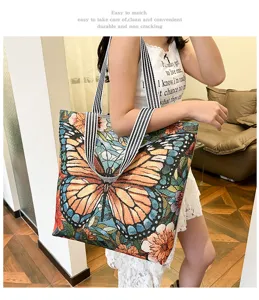 Gedetailleerd overzicht van een grote canvas tote tas met vlinderborduurwerk in etnische stijl.