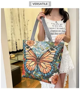 Gedetailleerd uitzicht op grote etnische vlinder geborduurde canvas shopper tas met hengsels.