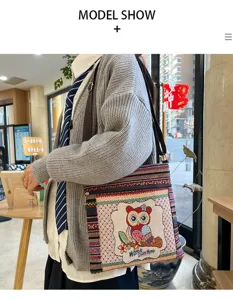 Vue détaillée d'un sac en toile brodé de style ethnique avec motif de hibou mignon.