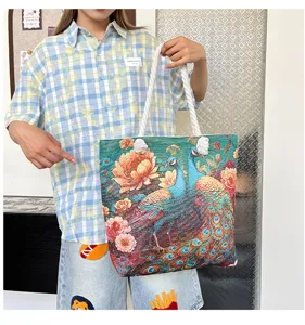 Detalle de bolso tote de lona con flores de pavo real, tela de hombro étnica bordada.