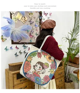 Canvas Tragetasche Detailaufnahme mit niedlichem Cartoon-Mädchen und Blumenstickerei.