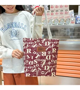Modische grosse Leinwand Tragetasche Schultertasche mit trendigem Buchstaben Druck fuer Damen Alltag