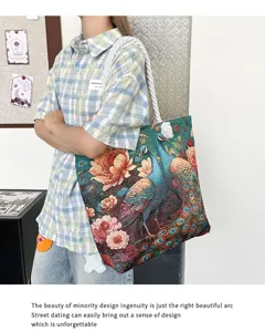 Vista detallada del bolso tote étnico con pavo real, con patrones florales bordados y asas.