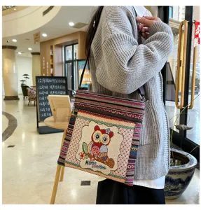 Vue détaillée du sac bandoulière en toile ethnique avec motif de hibou brodé et sangle.