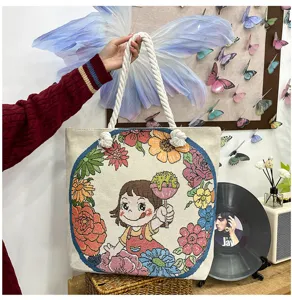Modische Canvas Umhängetasche mit süßem gesticktem Cartoon-Mädchen und Blumenmuster.