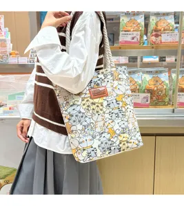Detailansicht der Segeltuch Tasche, Freizeitumhängetasche mit Katzen Motiv und großem Volumen.