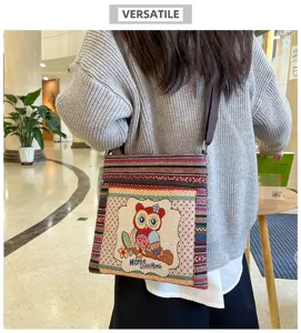 Vue détaillée du sac bandoulière ethnique tissé avec un joli motif de broderie de hibou.