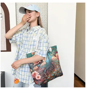 Bolso tote de hombro de lona con patrón floral de pavo real vintage, vista detallada con modelo.