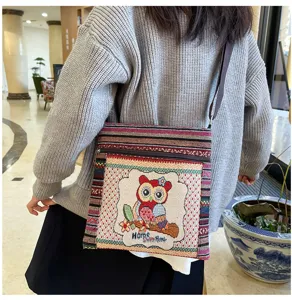 Sac bandoulière en toile ethnique avec jolie broderie hibou et poche zippée pratique.