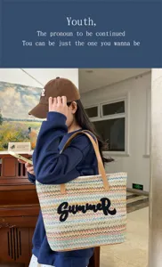 Καλοκαιρινή ψάθινη τσάντα tote με μαύρο κέντημα γράμματος, μεγάλη τσάντα ώμου.