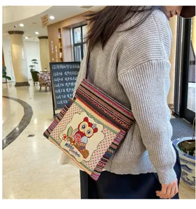 Sac bandoulière en toile brodé style ethnique avec joli motif hibou et poches zippées