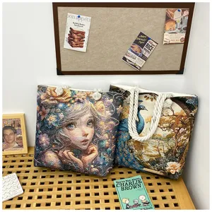 Vista detallada del bolso tote de lona grande con estampado artístico de doble cara.