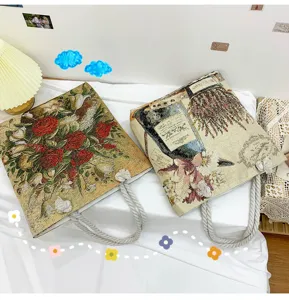 Sac cabas vintage en tissu tapisserie avec motifs floraux et anses en grosse corde de coton.