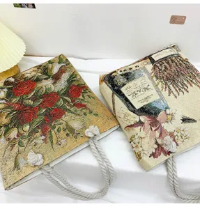 Sac cabas fourre-tout vintage en tissu jacquard avec motifs floraux et anses en coton.